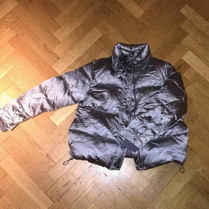  - Oversized dunjacka i ”silver”/grått. Jackan är jättevarm och passar jättebra dom dagar det är lite extra kallt. Säljer pga att det inte är min stil längre.