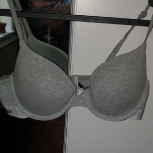  - En bh från calvin Klein som är använd en gång. Säljs pga att den är för liten. Nästan som helt ny i skicket. Köparen står för frakten❤️