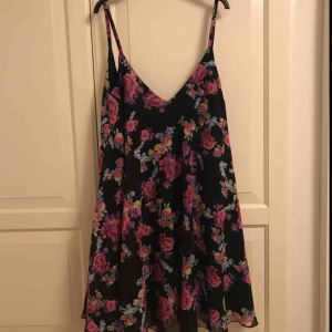  - Blommig klänning från Nelly Använd ca 1 gång, bra kvalité, djup i ryggen  (Skriv för att diskutera pris)