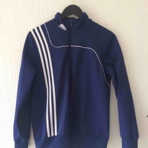 - Träningströja från adidas. Knappt använd. Dragkedja halvvägs och går upp lite i nacken/halsen.  Fraktkostnad tillkommer, kan också mötas upp i Malmö