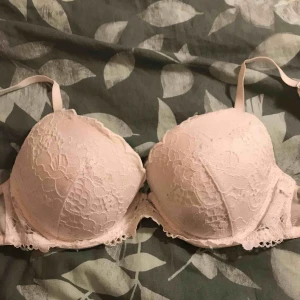  - Skönaste vita bh-n med push up. Använd, men bra skick. Säljes pga passar inte längre.