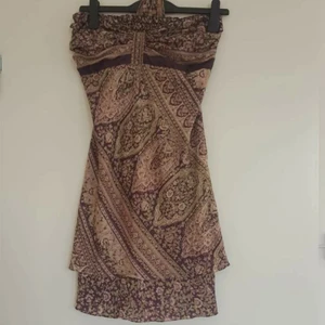  - Jättefin och skön klänning i 70% silk från Indien, köpt förra året och använd endast 1gång 🌈 Kan skicka fler bilder vid intresse! Håller på att rensa inför en flytt, kommer att lägga upp massa kläder för ett billigt pris. Kan samfrakta och det går även bra att hämta det på söder i Stockholm där man kan fynda mer hemma hos mig!  🌟