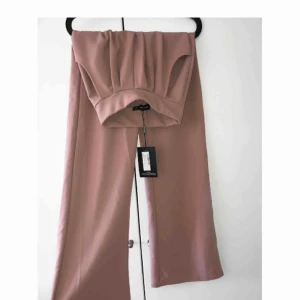  - Suuperfina byxor, oanvända! Storlek XS/S, tajt i midjan & vida ben! 