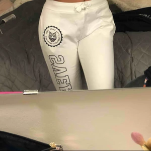  - Jätte fina vita mjukisbyxor från Svea! Använda få gånger och inga fläckar eller liknande. 