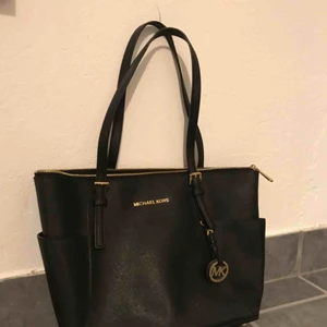  - Michael Kors väska köpt i New York år 2014. Bra skick och har använt den för lite så nu är det dags för någon annan att använda den. ;D