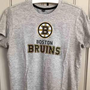 En mycket fin och endast testad Boston Bruins NHL T-shirt. Det är en ”Official licensed product