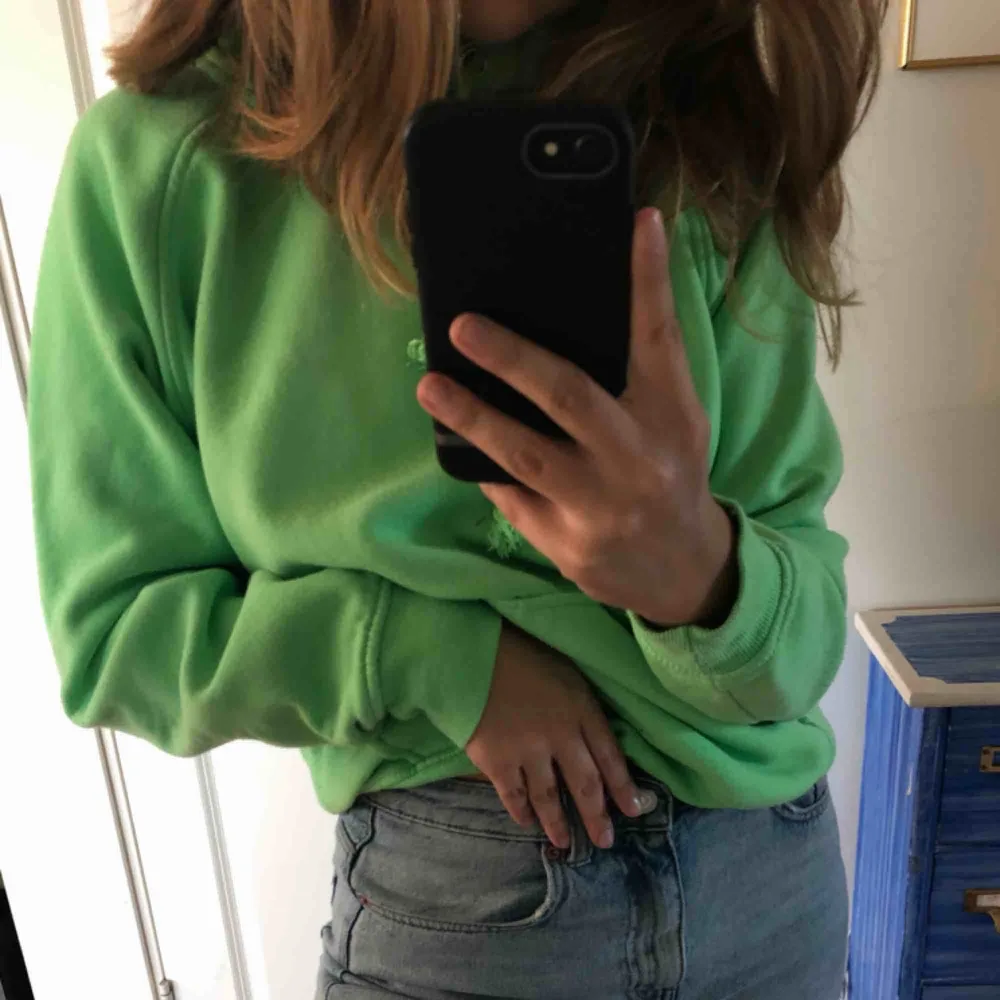 Säljer denna jätte fina gröna hoodie för att jag har för många hoodies. Den är jätte skön med ludd inuti!. Perfekt för lite kallare väder. Hoodies.