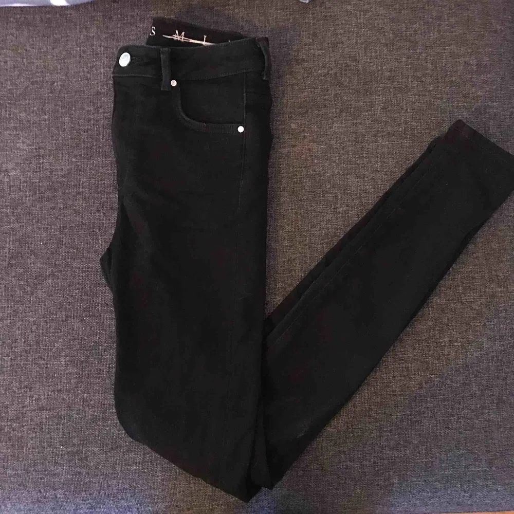 Helt nya oanvända svarta jeans från Bikbok!. Jeans & Byxor.