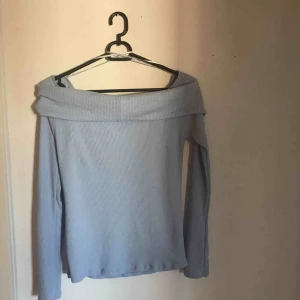  - Säljer en jätte fin off shoulder tröja, endast använd 1 gång, 100kr+frakt 