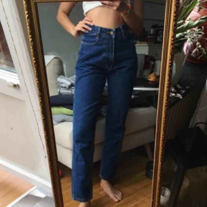 - Ett par mörkblå mom jeans som tyvärr är stora på mig :( Strl M, passar fint på en W26! Jag på bild är W24 och skulle funka med bälte oxå! 