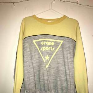 Supersnygg grå och gul sweatshirt  170kr inkl frakt:) 