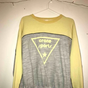  - Supersnygg grå och gul sweatshirt  170kr inkl frakt:) 