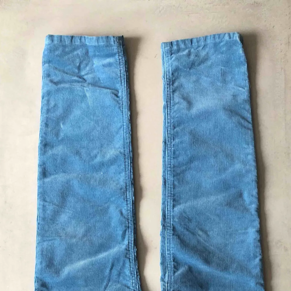 Säljer min Manchester Acne byxor för lågt pris! Nypris 1800, säljer för 800 kr. Super fint sick då dom knappast är använda. . Jeans & Byxor.