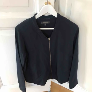  - Bomberjacka mörkblå , bra sick ! Tunn tyg Hämta i Majorna eller skicka 