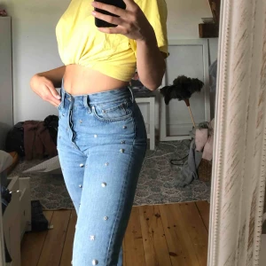  - Säljer dessa riktigt snygga och coola jeans. Knappt använda. Strl XS och frakten kostar 63kr