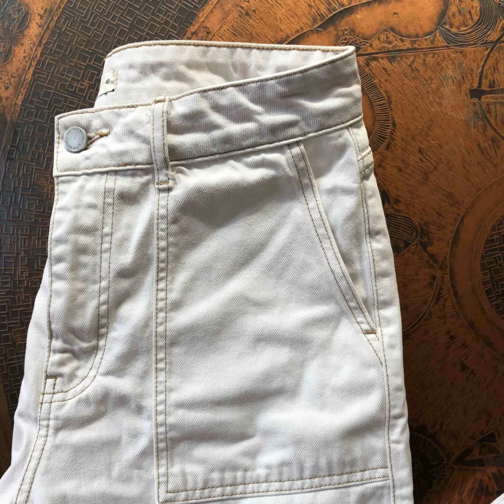 Vita jeans från Ginatricot. Storlek: 40. Pris: 270kr (Orginalpris: 500kr) . Jeans & Byxor.