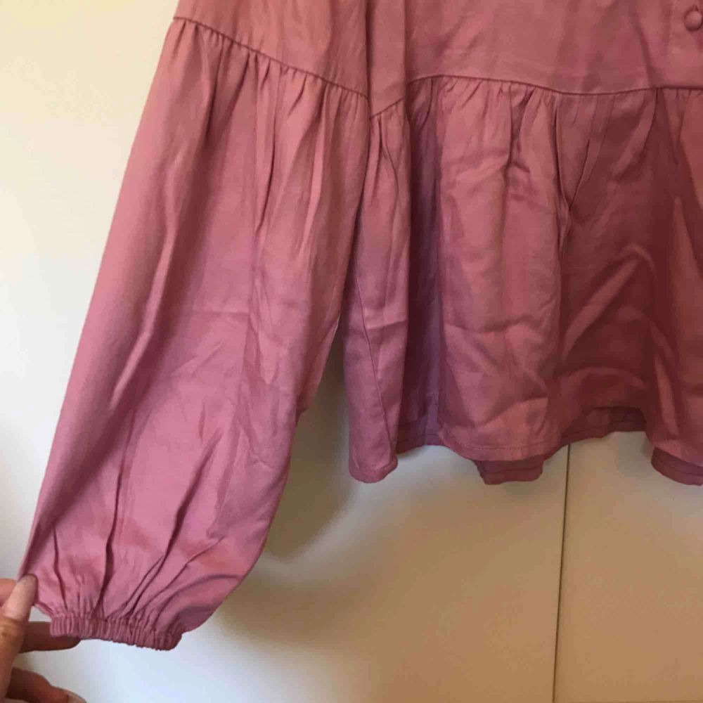 Superfin rosa tröja ifrån Vero Moda med knappar i detalj. Endast använd en gång pga trivs inte i färgen men verkligen så skön och fin i modellen! Köparen står för frakten💞💞. Skjortor.