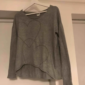  - Jättefin och höstig långärmad tröja med kristaller formade som hjärtan. Använd men fint skick. Passar de flesta, sitter stort på mig som har S. Tar endast swish💕