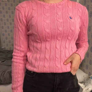  - Rosa stickad långärmad tröja från Ralph Lauren💗använd fåtal gånger, nypris 849kr, mitt pris 450 kr! Frakt kostar 72 kr, hör av er för fler frågor!