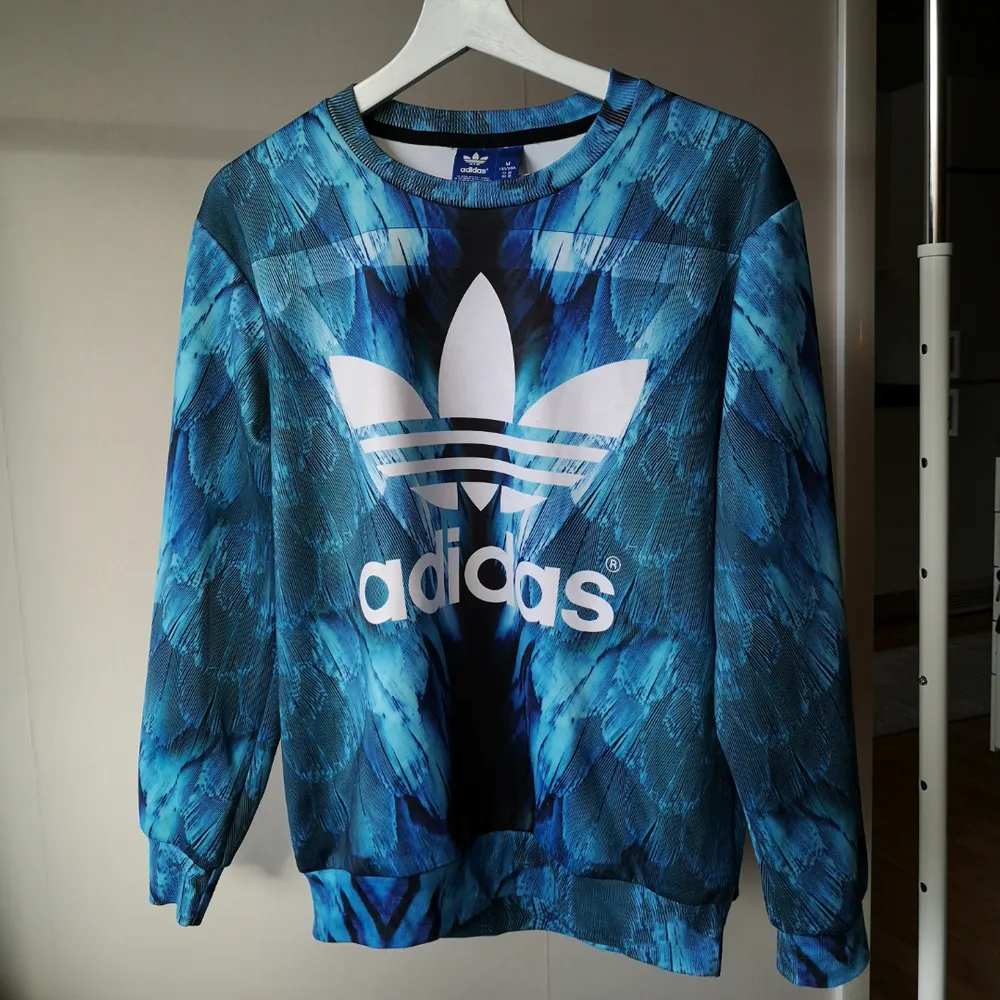 Snygg Adidas sweetshirt (fake), lent tyg, nopprig I främst rygg (se bild 3). Sitter lite loose på mig som brukar ha storlek xs-s. Tröjor & Koftor.