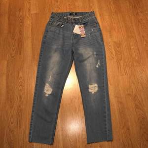 Säljer ett par mom jeans high waist från boohoo pågrund av fel storlek. Bara testat dem en gång.   Köparen står för frakten