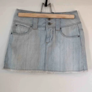  - Ljusblå jeanskjol från märket Guess, knappt använd, köpt i USA. Frakt tillkommer.