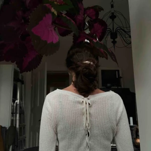  - Skitsnygg vit tröja med snörning på baksidan! Jätteskön och perfekt nu till hösten/vintern. Jag betalar för halva frakten! 