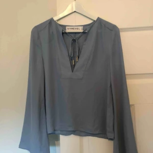  - Topp från Ivy Revel, ljusblå, storlek 36, normal i storlek men kanske lite smal i armarna som deras kläder brukar vara 