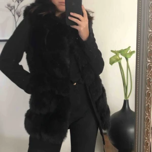  - Svart faux päls väst från Born in Stockholm! Dm vid intresse 🥰