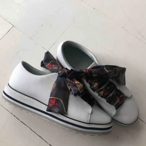  - Vita sneakers med scarf liknande snöring! Aldrig använda! Dm vid intresse 🥰