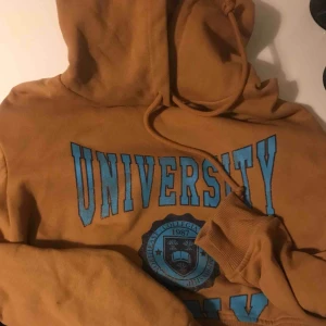  - Säljer en jättesnygg hoodie från Gina tricot. Köpte för några veckor sedan, men säljer eftersom att jag inte får användning för den. Det som inte används! Ska bort :) inga fläckar, inget slitage. Använd 2 gånger. 
