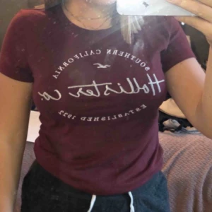  - Vinröd t-shirt från hollister Ej använd Den är i storlek S men jag kan även ha den som har M i vissa tröjor ! Köparen står för frakt !