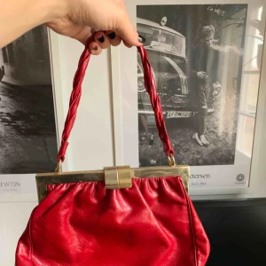  - Snygg röd väska i äkta läder. Kan användas över axeln också. Finns att hämta i spånga 