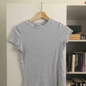  - Ljusblå/babyblå t-shorts från Monki. Stretchiga material och superskön!