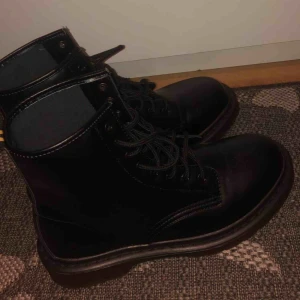  - svarta kängor, näst intill oanvända, köparen står för eventuell frakt!