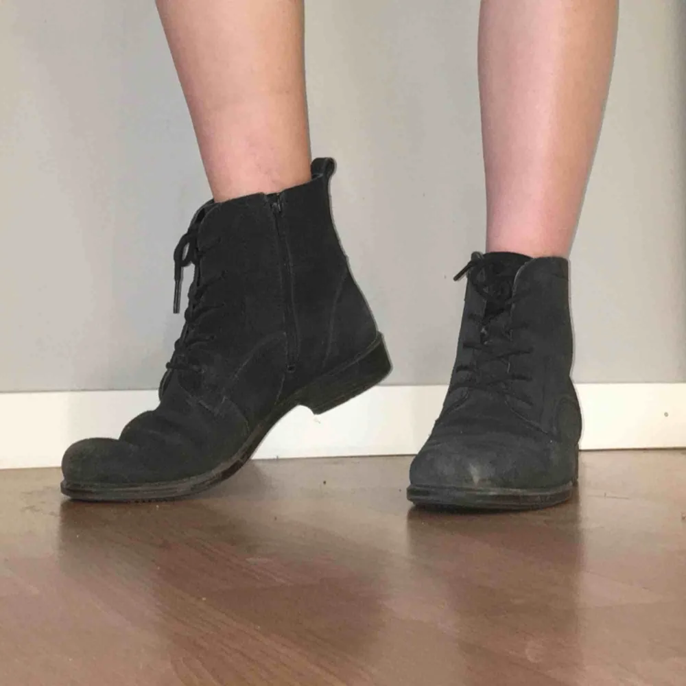 Svarta boots/stövletter i äkta mocka från Ecco. Skorna är i bra skick, men är använda. Jättesköna på hösten, de värmer bra och funkar i alla väder!. Skor.