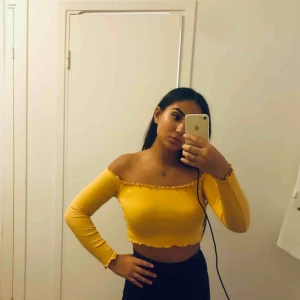  - Vanlig gul croppad tröja med volanger i kanterna. Super fin både med och utan bh. Jag hade bh på mig på bilderna men brukar oftast gå utan, den är rätt så tajt så tröjan håller allt på plats😄