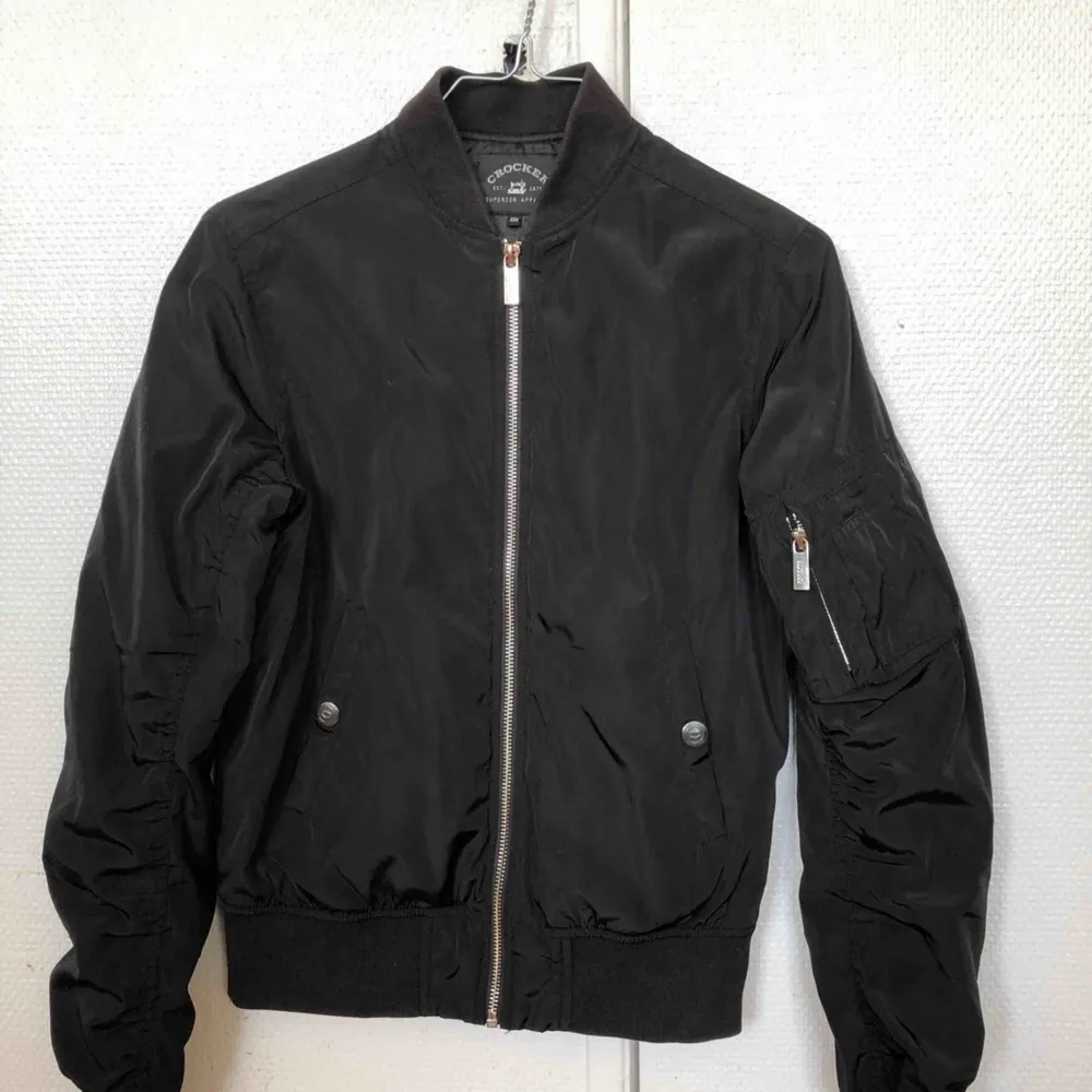 3 years old, small form fitting bomber jacket, worn maybe 10 times, okay condition. . Jackor.