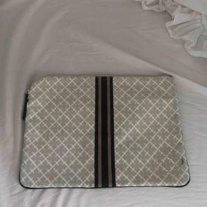  - Malene Borger datorfodral Liten skrapa vid märket men inte så märkbart