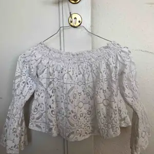 Good condition, worn less than 5 times, bought it in London. Size S, stretchy lace material.  Bra skick, jag köpte den i London.  Storlek S, stretchigt spetsmaterial.