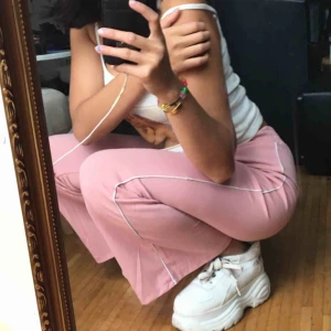  - Dessa extreeem sköna brallorna! Ljusrosa med tunn vit streck på sidorna och flare-aktiga! Köpta utomlands, Nice. Strl S, men jag är XS, men passar upp till M pga stretchiga med extremt stretchig band runt midjan. 