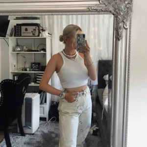  - Säljer mina jätte snygga helt oanvända Jeans från Nelly. Lappen är fortfarande kvar, köpte fel storlek. Frakt tillkommer eller möts upp i Stockholm. 🤗🎀  Köpt för 600kr 