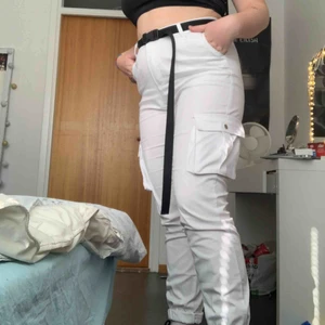  - Hej! Säljer dessa vita cargopants från MadLady! Aldrig använda, förutom när jag tog bilderna. Hör av dig om du är intresserad! 💞