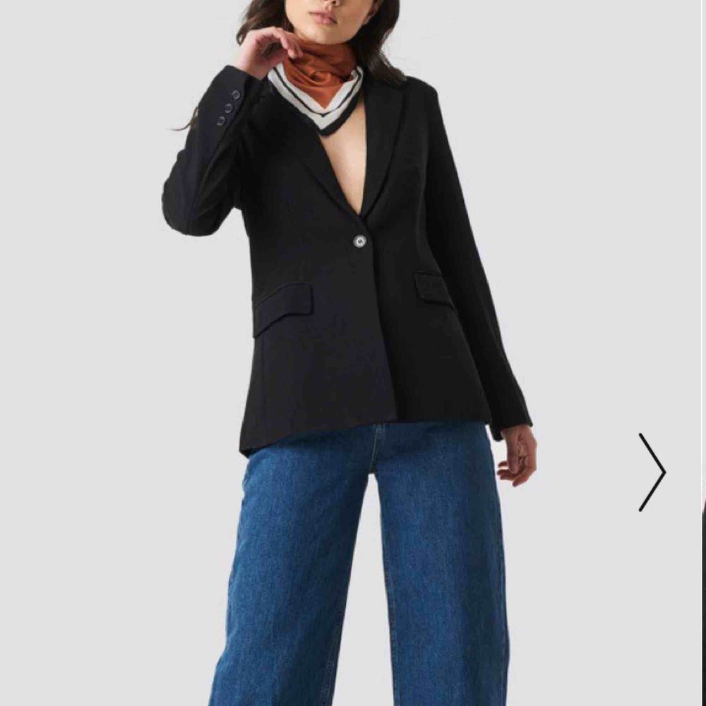 Snygg blazer från NAKD i storlek 34, passar mig som vanligtvis har 36. Använd ca 5 ggr. Nypris 599kr, jag säljer den för 270kr inklusive frakt . Jackor.