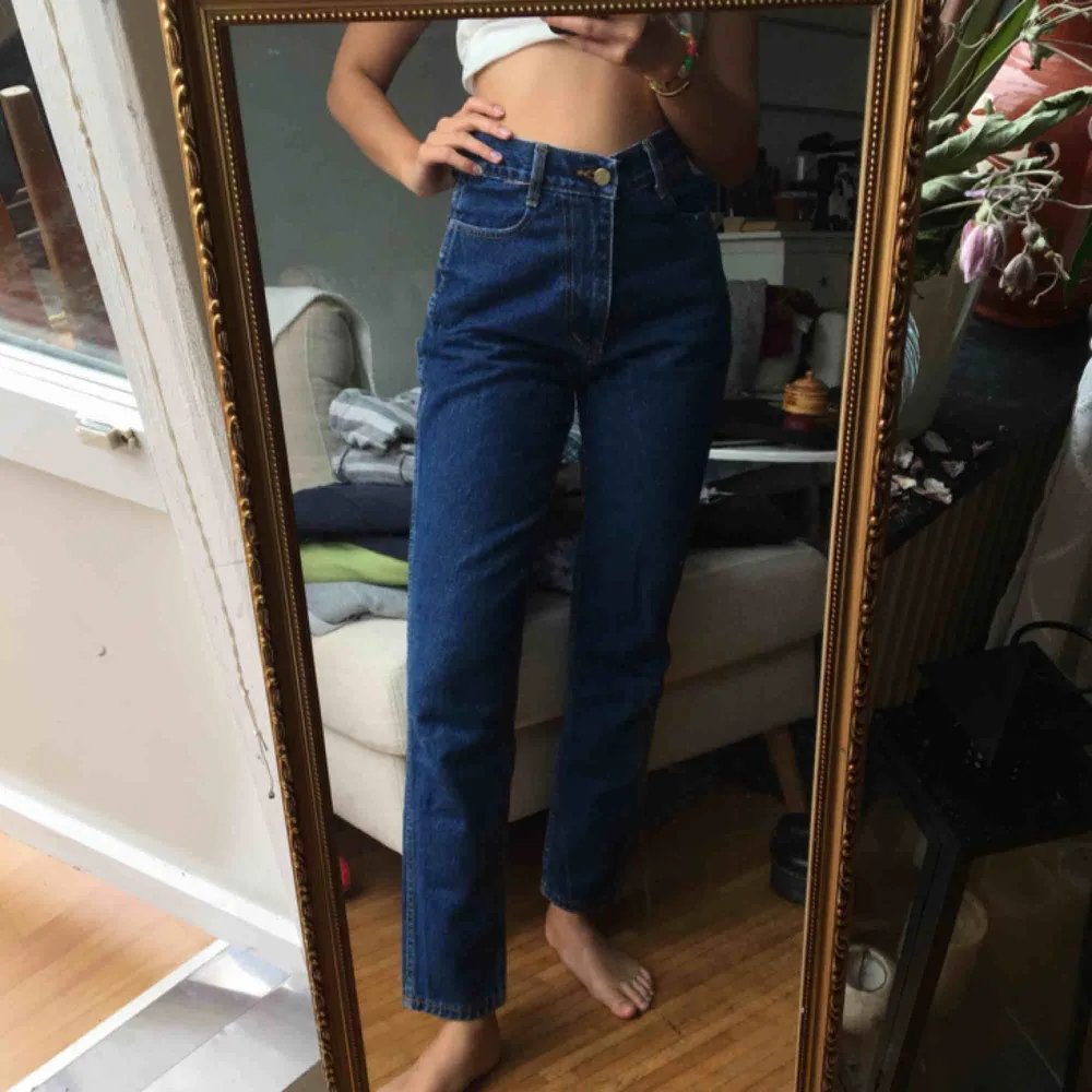 Dessa mom jeans som jag älskar men som är för stora på mig :(( använda två gånger, köpta utomlands! Strl M, passar dvs upp till W26. Jeans & Byxor.