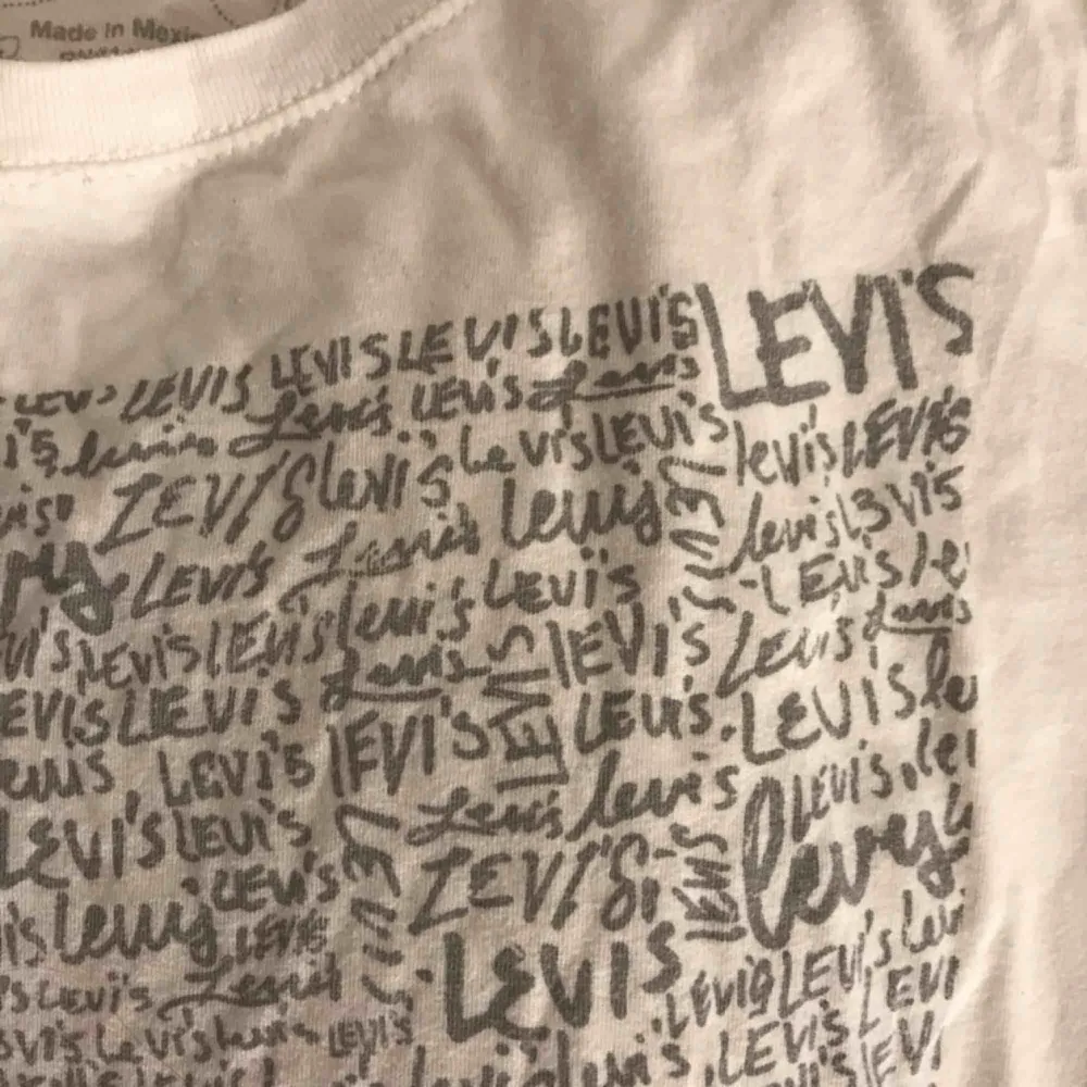 En så skön och diskret Levis tröja som nästan är oanvänd. Storleken är jätteliten, så på mig som är S sitter den perfekt. Nypris runt 350kr. . T-shirts.