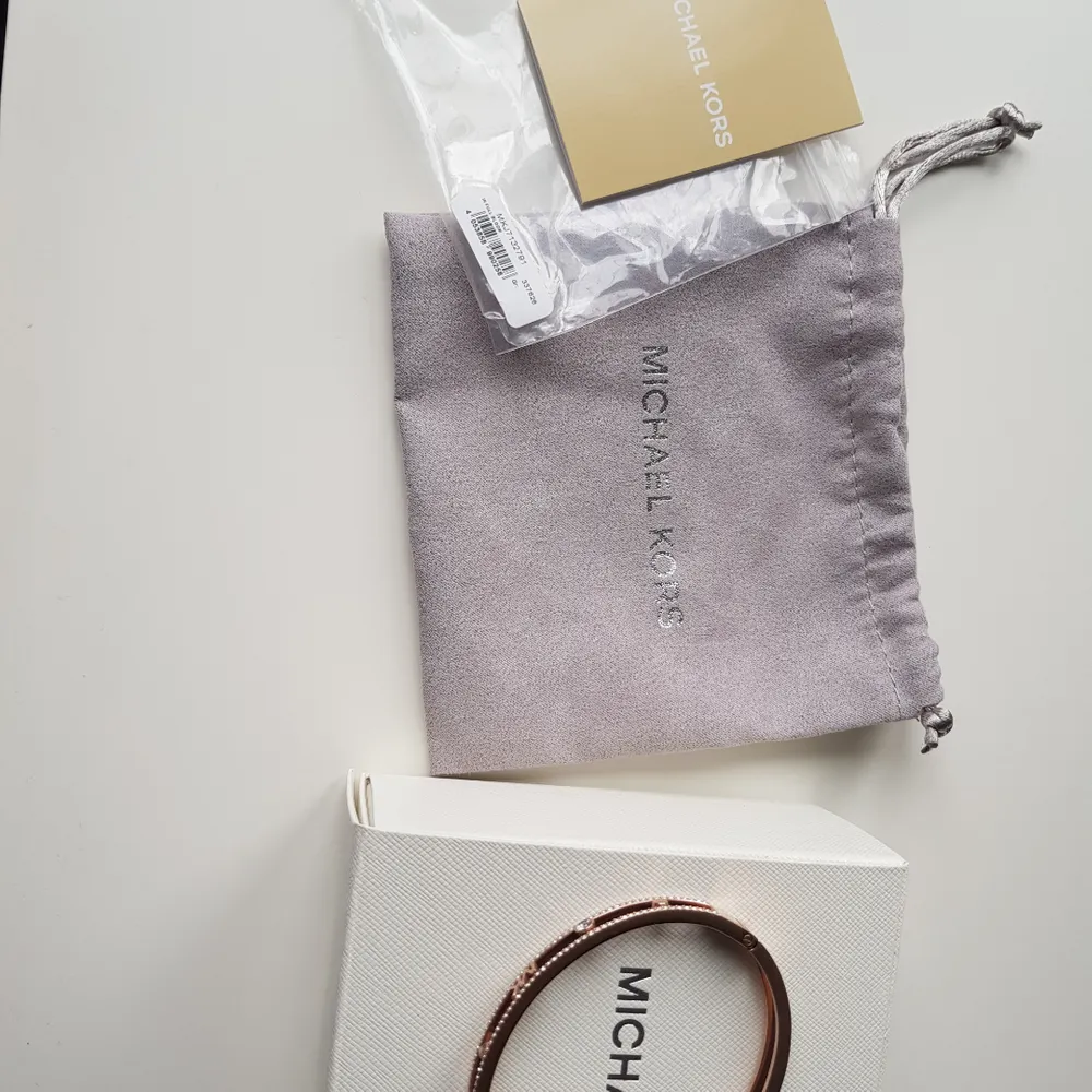 Ett helt nytt armband från Michael Kors i rosé guld (original).  Du får med förpackningen, en mocka påse samt en plast påse (alltså allt som ingick) därför kan den också vara perfekt som en present 🍀. Accessoarer.