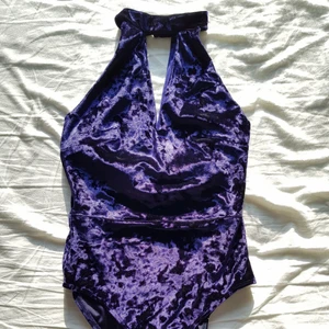 NY! Sammet body i lila  - HELT NY! Lila body i sammet med choker. Med en liten öppning framsida och baksida. 