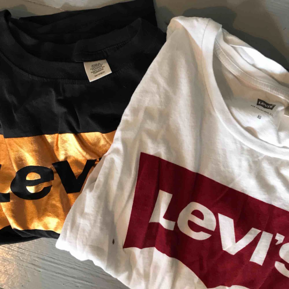 Två stycken Levis t-shirts , varsamt använda . 250kr för båda eller en för 150kr!. Toppar.