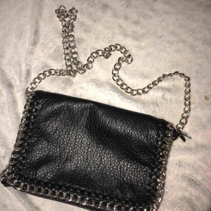  - Fin handväska från tiamo som passar till allt! lite rostig på sidan så 200kr inkl frakt! 